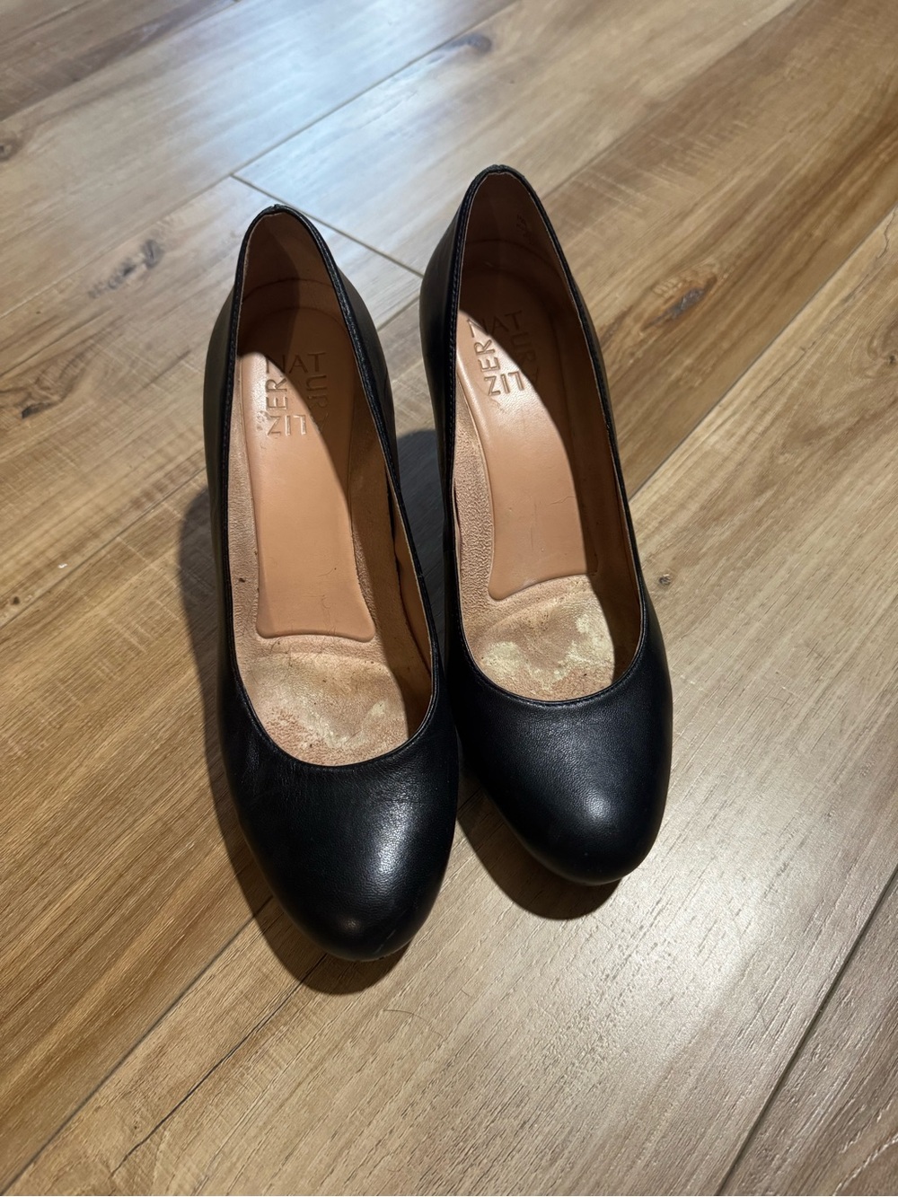 Black Women's Naturalizer Round-Toe Pumps